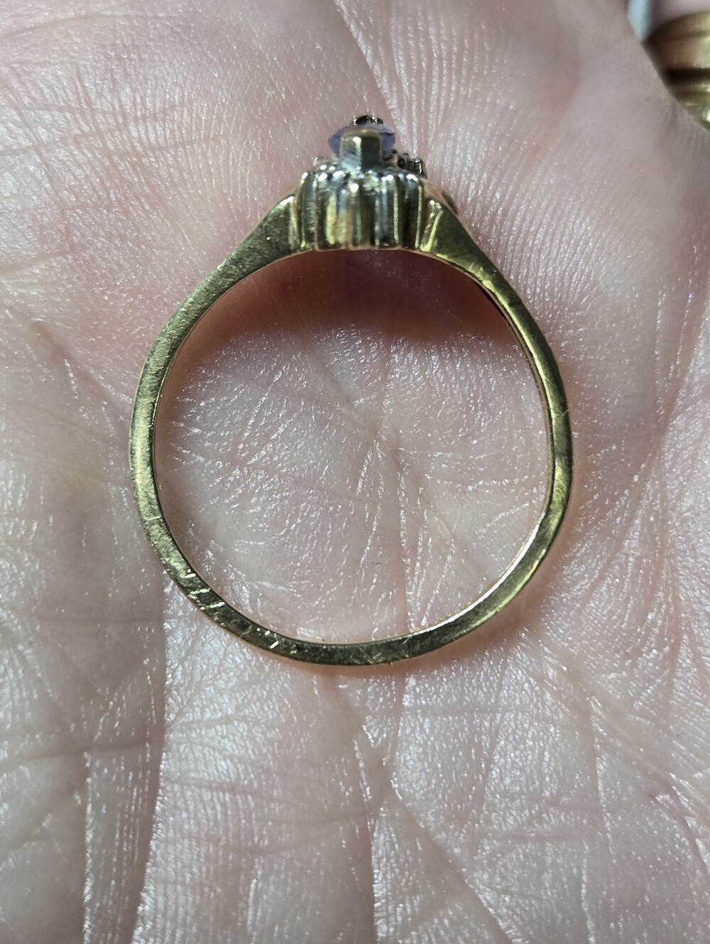 Vintage 10kt Gold Ring with Light Purple Oval Stone - Picture 5 of 10